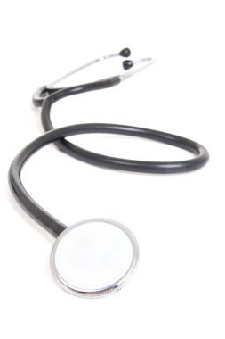 Beyaz arkaplanda siyah steteskop izole edildi
