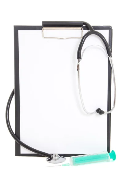 Plastik Pano boş kağıt sayfası, şırınga ve stethoscop ile — Stok fotoğraf