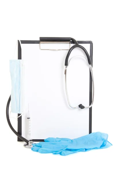 Πρόχειρο με φύλλο λευκό χαρτί και απομονωμένες o ιατρικές προμήθειες — Φωτογραφία Αρχείου