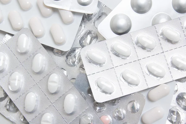 Hintergrund des Sortiments von Tabletten und Kapseln in Paketen — Stockfoto
