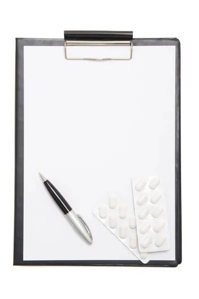 Portapapeles negro con papel en blanco hoja, lápiz y píldoras o aislado — Foto de Stock