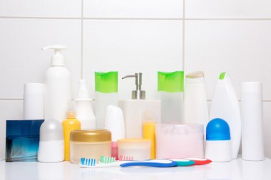 renkli kozmetik şişe beyaz kiremitli duvardan ayarla