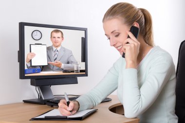 parlak Office telefonda konuşurken iş kadını