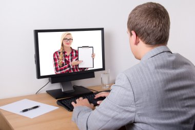 bilgisayar Office ile çalışan iş adamı