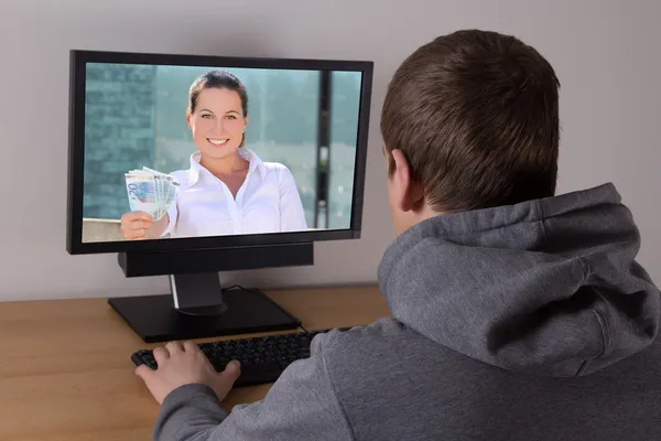 Vue arrière du jeune homme travaillant dans l'internet — Photo