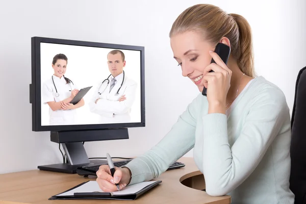 Foto de concepto - consulta en línea con el médico —  Fotos de Stock