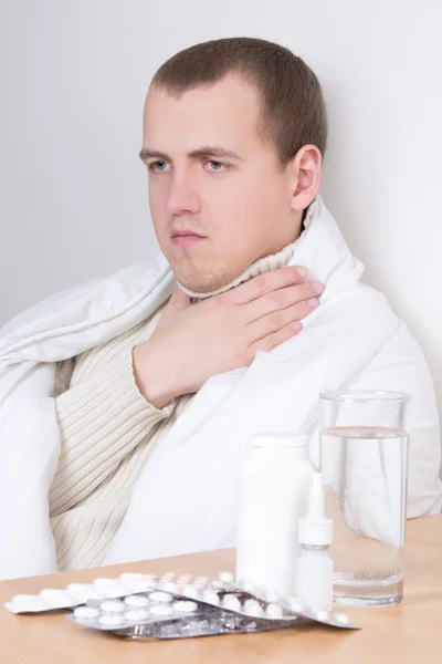 Attraktiver Mann, die Bekämpfung der Krankheit mit Pillen — Stockfoto