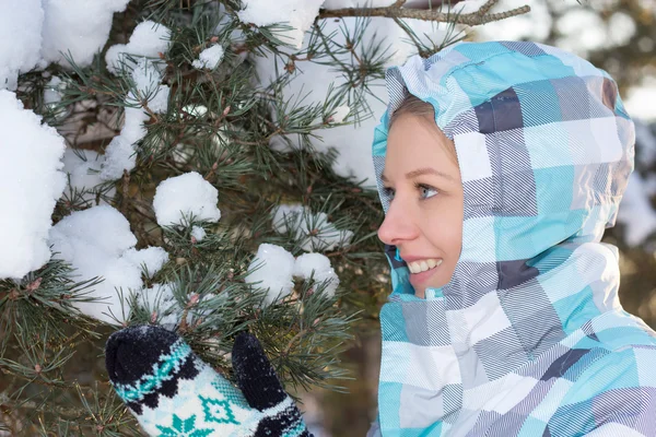 Woman in blue sporty checkered jacket with snow in hands in wint — Stock Photo, Image