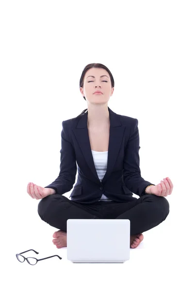 Joven empresaria sentado en posición de yoga con portátil aislado en —  Fotos de Stock