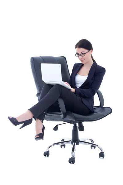 Sexy Business-Frau auf Stuhl sitzend und arbeiten mit Laptop-iso — Stockfoto