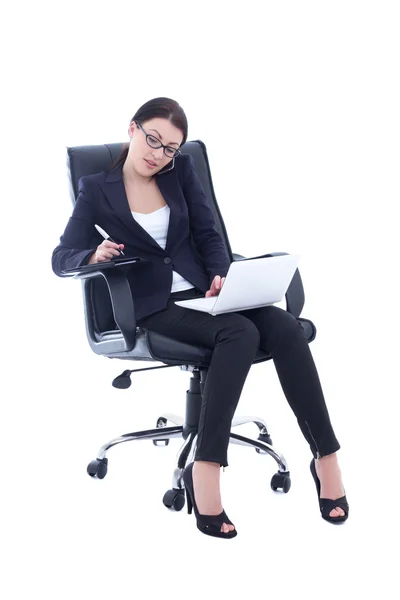 Donna d'affari di giovane seduto sulla sedia, lavorando con computer portatile e t — Foto Stock