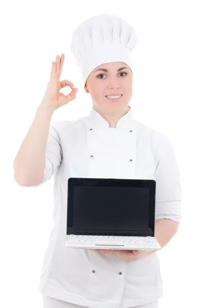 Cocinar a mujer sosteniendo portátil con pantalla vacía y señales bien —  Fotos de Stock