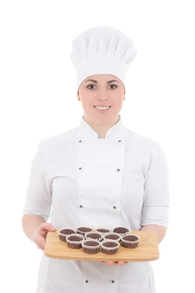 Młody kucharz atrakcyjna kobieta w mundurze z babeczki na tle — Zdjęcie stockowe