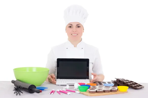 Ελκυστική γυναίκα ζαχαροπλάστη με τη στολή μάγειρας που κάθεται στο κι η — Stockfoto