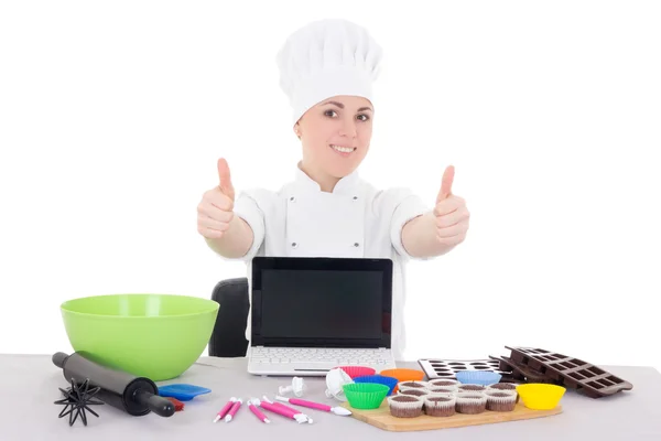 Confeiteiro feminino em uniforme de cozinheiro, sentado na cozinha com — Fotografia de Stock