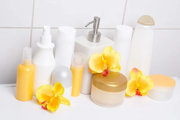 Collection of white cosmetic bottles and hygiene supplies with o — Stock Photo, Image