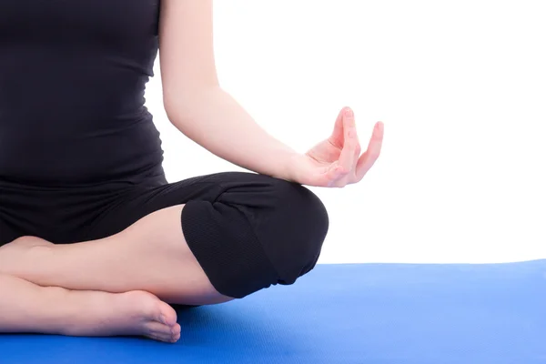 Mulher fazendo yoga no tapete azul branco isolado sobre — Fotografia de Stock