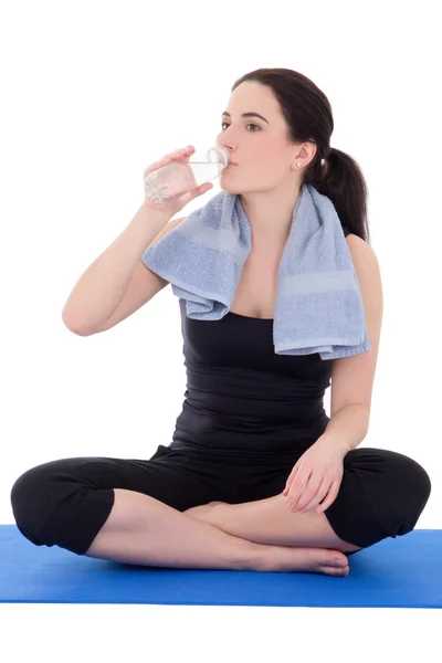Молода сидяча жінка п'є воду ізольовано на білому — стокове фото