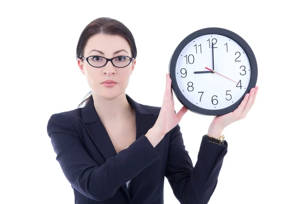 Mujer joven en traje de negocios sosteniendo reloj oficina aislada en wh —  Fotos de Stock