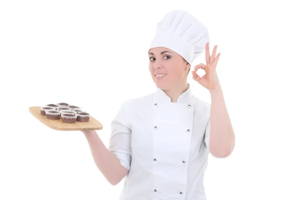 Jeunes attrayants cuire femme en uniforme avec des muffins au chocolat sh — Photo