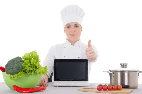 Attraktiva cook kvinna i uniform sitter vid köket och lapt — Stockfoto
