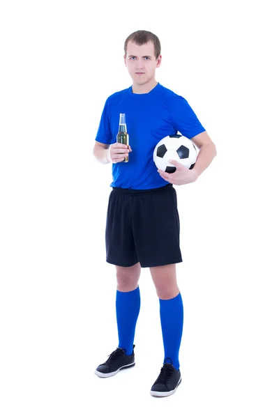 Jovem em forma de futebol com a bola e a garrafa de cerveja isolada — Fotografia de Stock