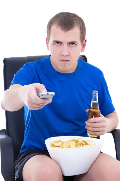 Молодой человек смотрит телевизор с чипами и бутылка пива, изолированные на — стоковое фото
