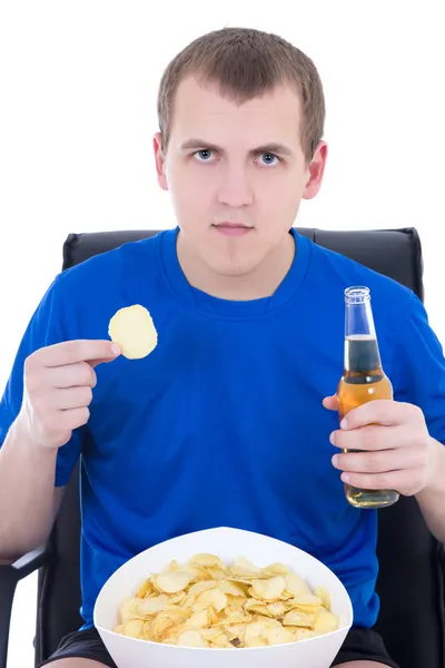 Homem de azul assistindo tv com batata frita e cerveja isolado no branco — Fotografia de Stock