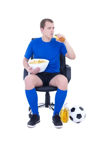 Uomo in uniforme blu, guardare il calcio e bere birra isolato — Foto Stock