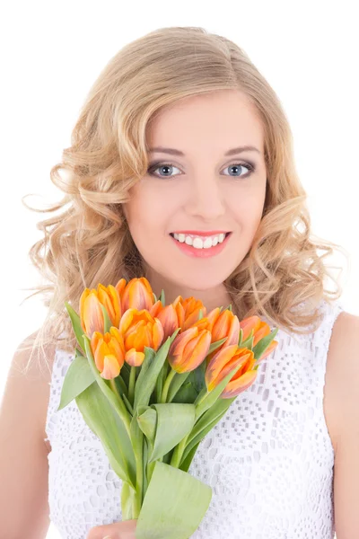 Όμορφη γυναίκα χαμογελώντας με τα πορτοκαλιά λουλούδια που απομονώνονται σε λευκό — Φωτογραφία Αρχείου