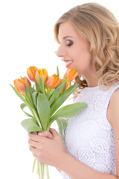 Schöne Frau mit Blumenstrauß orange Tulpen isoliert auf weiss — Stockfoto