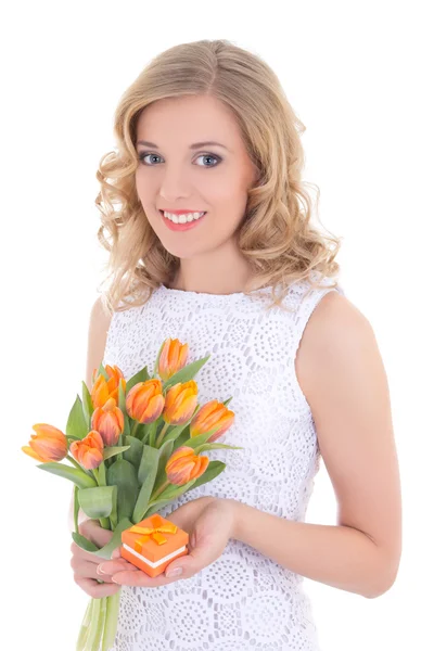 Mooie vrouw met bouquet van Oranje tulpen en sieraden cadeau b — Stockfoto