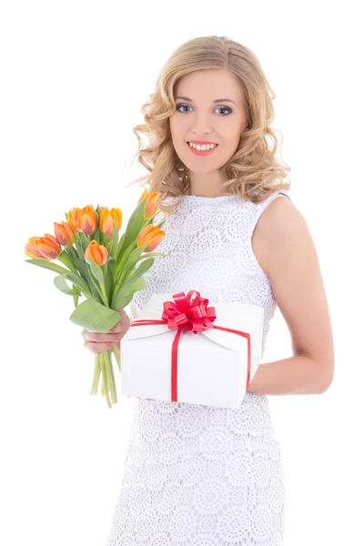 Красива жінка з помаранчевими тюльпанами і подарунком ізольована на білому — стокове фото
