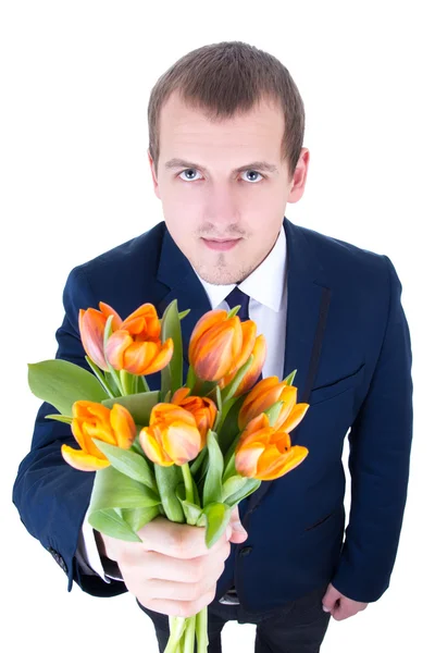 Homme jeune drôle qui donne le bouquet de tulipes isolé sur blanc — Photo