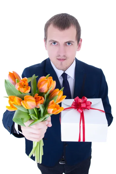 Забавный молодой человек с букетом цветов и подарочной коробке, изолированные на w — стоковое фото