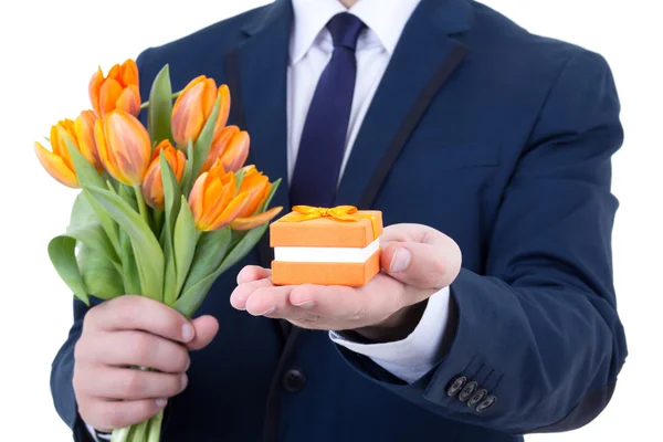 Pudełko z obrączki i kwiaty w rękach mężczyzna na białym tle na — Zdjęcie stockowe
