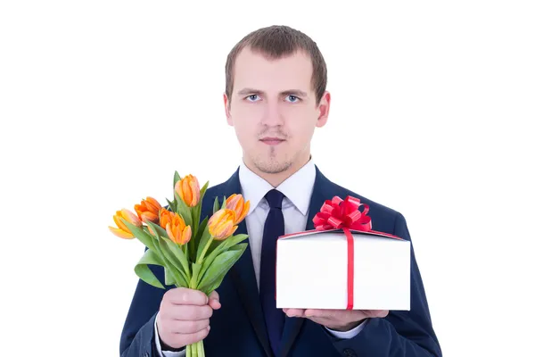 Ritratto di uomo romantico tenendo regalo scatola e fiori isolato o — Foto Stock