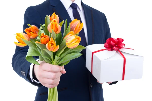 흰색 절연 남성 손에 선물 상자와 튤립 꽃 — Stok fotoğraf