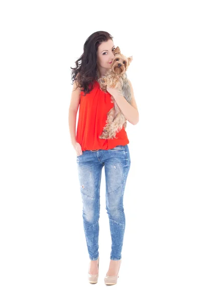 Joven hermosa mujer besando a su pequeño perro yorkshire terrier —  Fotos de Stock