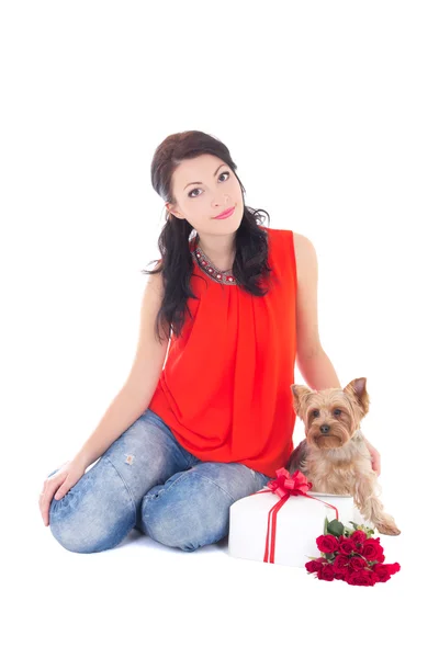 Gyönyörű nő ül a kis kutya yorkshire terrier, ajándék — Stock Fotó