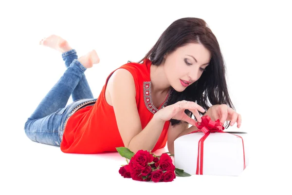 Junge schöne Frau, die Eröffnung der Geschenk-Box, die isoliert auf weiss — Stockfoto