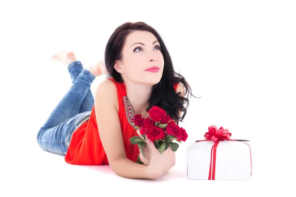 Молода красива мрія жінка лежить з подарунковою коробкою і квіткою — стокове фото