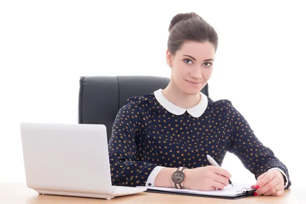 Bella empresaria trabajando en oficina con ordenador portátil aislado — Foto de Stock