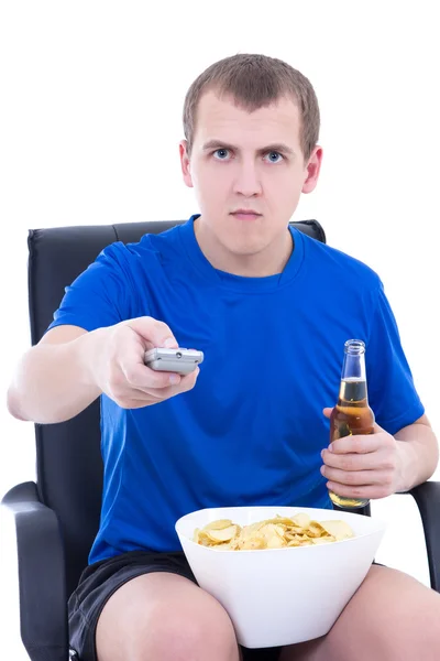 Jonge man kijken naar tv en het veranderen van kanalen met afstandsbediening — Stockfoto