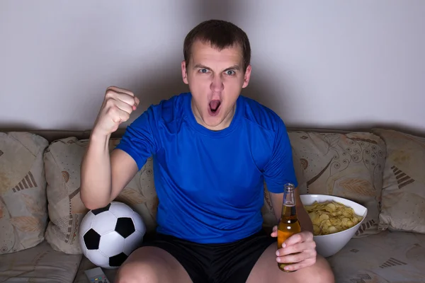 Homem engraçado ver futebol na tv e comemorando gol — Fotografia de Stock