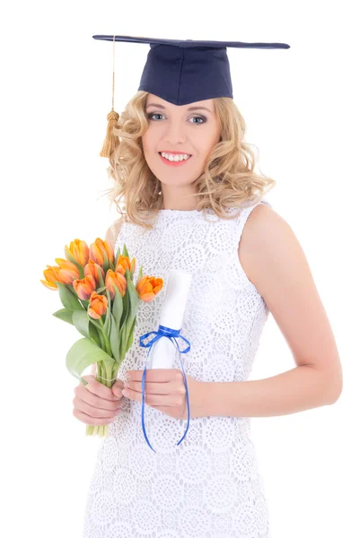 Gelukkig tienermeisje in hoek-cap met diploma en bloemen — Stockfoto