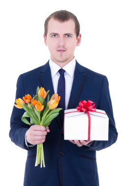 Hediyelik kutu ve üzerinde beyaz izole çiçek holding Romantik adam