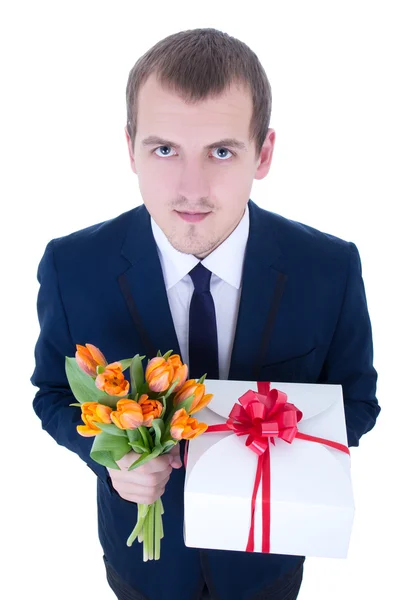 Divertente giovane con un mazzo di tulipani e scatola regalo isolato su wh — Foto Stock