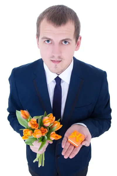 Legrační mladý muž s tulipány a šperkovnice izolovaných na — Stock fotografie