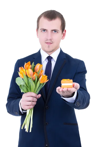 Návrh - mladý muž v obleku drží krabičky s snubní prsten — Stock fotografie